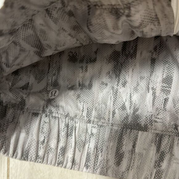 New Lululemon 2 white and grey print reversible jacket - Picture 4 of 5